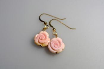 クィーンコンクシェル12ミリバラカットのピアス　K14GF