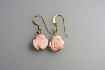 クィーンコンクシェル10ミリバラのピアス　K14GF